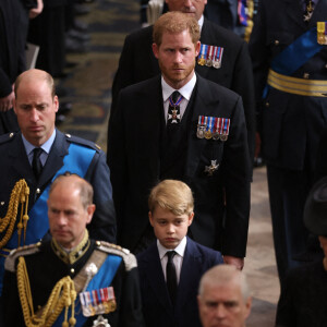 Le prince Andrew, duc d'York, Le prince Edward, comte de Wessex, Le prince William, prince de Galles, Le prince George de Galles, Le prince Harry, duc de Sussex - Service funéraire à l'Abbaye de Westminster pour les funérailles d'Etat de la reine Elizabeth II d'Angleterre, à Londres, Royaume Uni, le 19 septembre 2022 © Ian Vogler/Mirroppix/Bestimage 