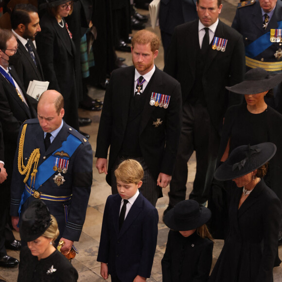 La comtesse Sophie de Wessex, Le prince William, prince de Galles, Le prince George de Galles, La princesse Charlotte de Galles,, Catherine (Kate) Middleton, princesse de Galles, Le prince Harry, duc de Sussex, Meghan Markle, duchesse de Sussex - Service funéraire à l'Abbaye de Westminster pour les funérailles d'Etat de la reine Elizabeth II d'Angleterre, à Londres, Royaume Uni, le 19 septembre 2022 © Ian Vogler/Mirroppix/Bestimage 