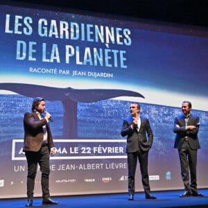 Julien Seul, l'un des producteurs du film, Jean Dujardin et Jean-Albert Lièvre, le réalisateur, durant l'avant première mondiale au Grimaldi Forum à Monaco, le 9 février 2023, du film "Les gardiennes de la planète" réalisé par Jean-Albert Lièvre et raconté par J.Dujardin. Ce film est inspiré par le poème d'Heathcote Williams, "Whale Nation". Il nous fait découvrir le Groenland, le Mexique, l'Argentine, la Polynésie, mais aussi la Bretagne, la Méditerranée et la Normandie, l'Afrique du sud, l'Australie, le Tonga, le Kamtchatka ou encore l'Antarctique, Hawaï, et la Norvège. L'histoire commence par une baleine à bosse échouée sur un rivage isolé. Alors qu'un groupe d'hommes et de femmes organise son sauvetage, on découvre l'histoire extraordinaire des cétacés, citoyens des océans du monde, essentiels à l'écosystème de la planète depuis plus de 50 millions d'années. La sortie en salle se fera le 22 février. © Bruno Bebert / Bestimage 