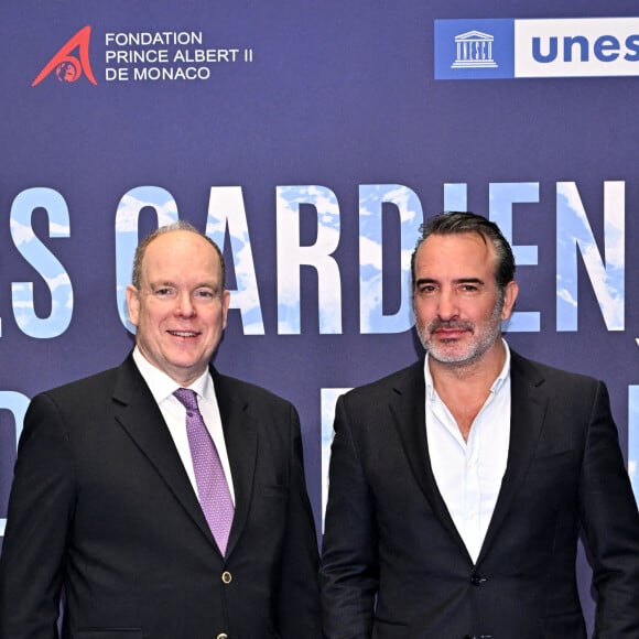 Le prince Albert II de Monaco et Jean Dujardin durant l'avant première mondiale au Grimaldi Forum à Monaco, le 9 février 2023, du film "Les gardiennes de la planète" réalisé par Jean-Albert Lièvre et raconté par J.Dujardin. Ce film est inspiré par le poème d'Heathcote Williams, "Whale Nation". Il nous fait découvrir le Groenland, le Mexique, l'Argentine, la Polynésie, mais aussi la Bretagne, la Méditerranée et la Normandie, l'Afrique du sud, l'Australie, le Tonga, le Kamtchatka ou encore l'Antarctique, Hawaï, et la Norvège. L'histoire commence par une baleine à bosse échouée sur un rivage isolé. Alors qu'un groupe d'hommes et de femmes organise son sauvetage, on découvre l'histoire extraordinaire des cétacés, citoyens des océans du monde, essentiels à l'écosystème de la planète depuis plus de 50 millions d'années. La sortie en salle se fera le 22 février. © Bruno Bebert / Bestimage 