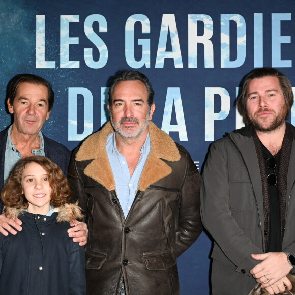 Jean-Albert Lièvre, Maya Hernandez, Jean Dujardin et Julien Seul à la première du film "Les gardiennes de la planète" au cinéma Pathé Wepler à Paris, France, le 12 février 2023. © Coadic Guirec/Bestimage 