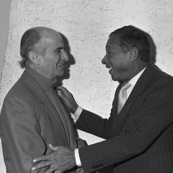 En France, à Paris, l'acteur Louis de Funès en compagnie du chanteur Henri Salvador le 9 décembre 1981.