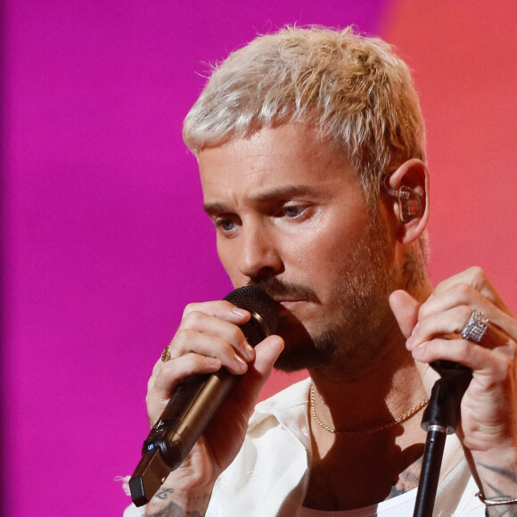Exclusif - M. Pokora (Matt Pokora) chante son tube "Qui on est" - Enregistrement de l'émission "Les 20 chansons préférées 2022", diffusée le 5 janvier 2023 sur M6. © Christophe Clovis / Bestimage