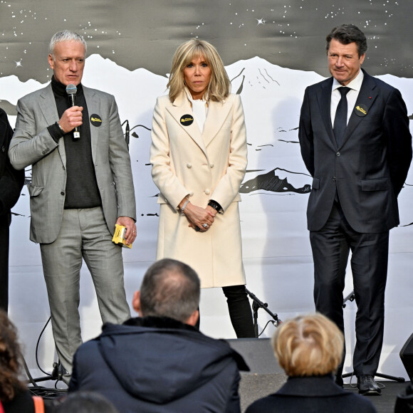 Le sélectionneur de l'équipe de France de football, Didier Deschamps (parrain de l'opération Pièces Jaunes), la Première dame française, Brigitte Macron (présidente de la Fondation Hôpitaux de Paris-Hôpitaux de France), le maire de Nice, Christian Estrosi et sa femme Laura Tenoudji Estrosi - Lancement de l'édition 2023 de l'opération de collecte de fonds "Pièces Jaunes", destinée à améliorer la vie des enfants hospitalisés, au Jardin Albert 1er, à Nice, France, le 11 janvier 2023. © Bruno Bebert/Bestimage 