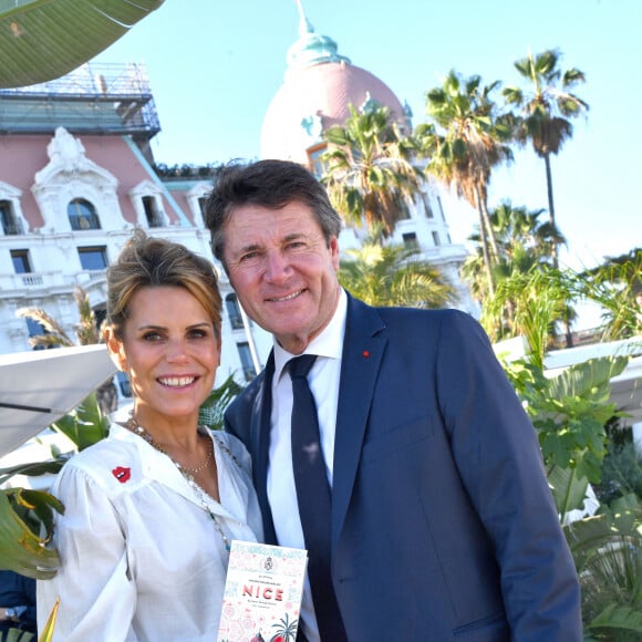 Laura Tenoudji Estrosi et son mari Christian Estrosi, le maire de Nice - Laura Tenoudji Estrosi a présenté son troisème guide des adresses incontournables de Nice sur la nouvelle Plage du Negresco à Nice, le 24 juin 2022. On connaissait "Laura du Web", dorénavant il faut aussi compter avec "Laura de Nice". Laura et ses bons tuyaux, va permettre aux futurs vacanciers descendus dans le mythique hôtel niçois, le Negresco, de decouvrir un petit guide avec des adresses niçoises incontournables, comme le restaurant La Petite Maison, le marché de la Libération ou bien le MAMAC, les parfums Molinards ou l'église Sainte Rita dans la vieille ville... Avec Longchamp, Mercedes by My Car Côte d'Azur, Eric Bompard, les bijouteries Auberi, Le Prince Immobilier comme partenaire et le Negresco, Laura va sortir son guide tous les trimestres. D'un 4 pages pour sa première édition, les nouvelles éditions ont grandi avec beaucoup plus d'adresses et donc beaucoup plus de feuillets qui se présenteront en forme d'accordéon, facile à ranger et surtout pratique pour les touristes. Ce guide est aussi en vente dans la boutique de l'hôtel, pour la somme de 5 euros qui seront reversés au profit de l'hôpital Lenval pour enfant. Le Negresco a dévoilé début juin, sa toute nouvelle plage conçue et réalisée par l'architecte Anne Laure Blondé qui a dessiné les structures en pergola et l'ensemble du mobilier dans la volonté de prolonger la forte identité du Negresco jusque les pieds dans l'eau. Face à la Baie des Anges, imaginé comme un jardin en bord de mer, c'est un espace verdoyant et luxuriant qui va venir se rajouter dans le paysage niços. © Bruno Bebert/Bestimage