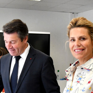 EXCLUSIF - Christian Estrosi, le maire de Nice, et sa femme Laura Tenoudji Estrosi ont voté dans la 1ere circonscription des Alpes-Maritimes, au collège Lympia, à Nice le 12 juin 2022, pour le 1er tour des élections législatives 2022 pour soutenir Graig Monetti adjoint au maire, qui se présente contre Eric Ciotti, le député LR sortant. Dans chaque circonscriptions, du département, le maire de Nice et Eric Ciotti ont présenté des candidats qui vont se partager les votes de l'électorat de la droite républicaine. Les votants vont avoir du mal à choisir. Cette division à droite risque de favoriser la montée des extrêmes, voir de déstabiliser le paysage politique des Alpes-Maritimes. © Bruno Bebert / Bestimage