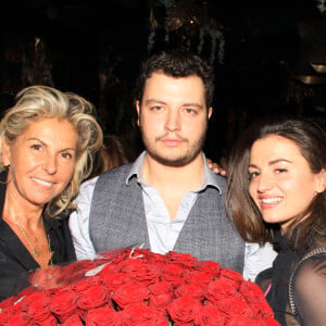 Exclusif - Caroline Margeridon et ses enfants Alexandre et Victoire - Caroline Margeridon fête son 56ème anniversaire au restaurant "Manko" à Paris le 29 septembre 2022. © Philippe Baldini/Bestimage 