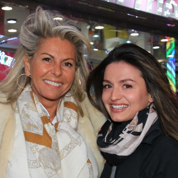 Exclusif - Caroline Margeridon avec sa fille Victoire au lancement de l'édition 2022 de La Foire du Trône avec le parrain Jean-Luc Reichmann, au profit de l'association La Voix de l'Enfant, à Paris, France, le 1er avril 2022. © Philippe Baldini/Bestimage