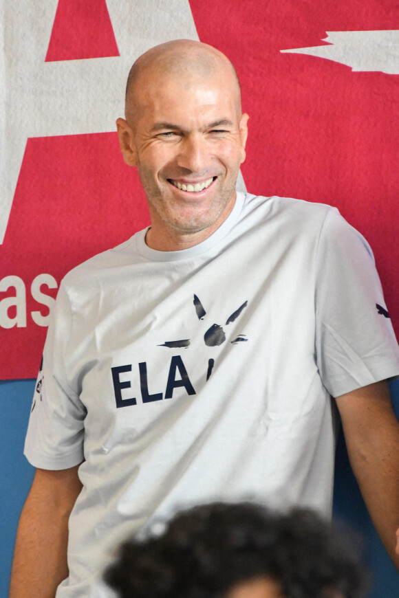 Zinedine Zidane lors de la lecture de la dictée ELA aux élèves de la 6ème F du collège Henri Barnier à Marseille le 18 octobre 2022. Le texte de la dictée 2022 est de Mohamed Mbougar SARR, "L'étoile qui n'avait pas sommeil", lauréat du Prix Goncourt 2021.