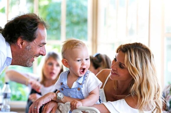 Ingrid Chauvin et son mari Thierry Peythieu fêtent l'anniversaire de leur fils Tom (1 an) à Disneyland Paris.