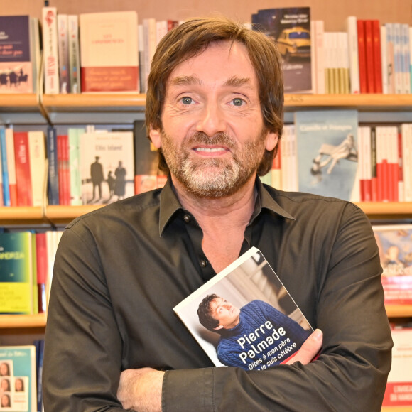 Exclusif - Pierre Palmade lors d'une séance de dédicaces de son livre "Dites à mon père que je suis célèbre" à la librairie Lamartine dans le 16ème arrondissement de Paris, France, le 28 mai 2019. © Francis Petit/Bestimage 