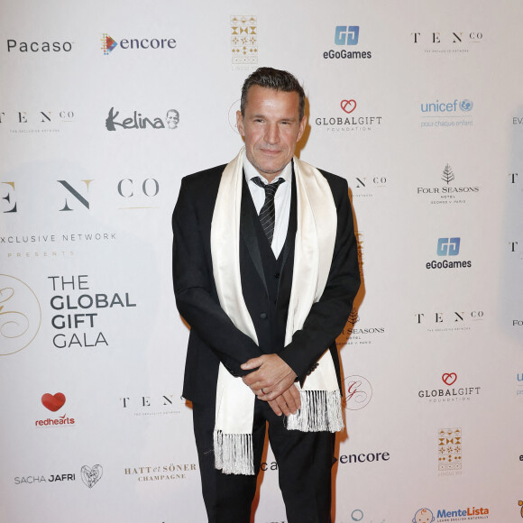 Benjamin Castaldi - Photocall de la 10ème édition du "Global Gift Gala 2021" à l'hôtel Four Seasons Hotel George V à Paris le 30 octobre 2021. La fondatrice espagnole Maria Bravo réunit à Paris pour célébrer la 10ème édition anniversaire du Global Gift Gala : Eva Longoria, Gims, Amaury Nolasco et le philantropreneur Tural Mammadov La soirée de Gala se tient au légendaire Four Seasons Hotel George V le 30 octobre 2021 María Bravo, fondatrice et présidente du Global Gift Gala, continue sa quête de records à la recherche d'un monde plus juste, plus équitable, plus solidaire et dans lequel, les hauts profils de la société aident inconditionnellement les plus vulnérables. Pour cette dixième édition du Global Gift Gala, une marraine d'exception, l'actrice, réalisatrice et activiste nord-américaine internationalement reconnue, Eva Longoria. Un parrain engagé, Gims, ambassadeur de la nouvelle marque de café haut de gamme Lingui Yo, associée au Gala pour cet anniversaire, valorisant les valeurs communes entre la marque et le Global Gift Gala : respect de l'environnement et engagement fort sur le plan humanitaire en Afrique notamment. C'est comme ambassadeur de Lingui Yo et parrain de Global Gift Gala que Gims souhaite entre autres " financer l'éducation des jeunes en Afrique et l'accès à l'eau potable. Valoriser la production et le savoir-faire local ainsi que toutes les filières d'excellences africaines " dixit Gims. D'autres visages les plus connus de la scène internationale de la solidarité sont également présents : Chenoa, Amy Jackson, Amaury Nolasco, Gary Dourdan et le philantropreneur Tural Mammadov. La chanteuse Chenoa se verra également remettre l'Award du Global Gift Women Empowerment. À propos du Global Gift Gala : C'est l'événement philanthropique international et annuel qui propose une vente aux enchères en direct avec des expériences uniques que " l'argent ne peut pas acheter " ainsi que la présence de personnalités nationales et internationales, avec des performances en direct des artistes les plus admirés. © Marc Ausset Lacroix/Bestimage