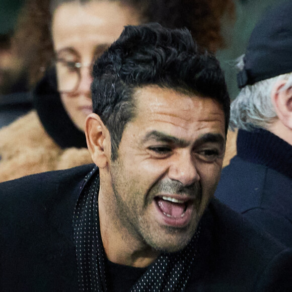 Une manière pour lui d'accepter l'impensable et de se réjouir malgré tout de toujours être en vie.
Jamel Debbouze - People dans les tribunes du match de Ligue 1 Uber Eats "PSG contre Angers" (2-0) au Parc des Princes à Paris le 11 janvier 2023. © Cyril Moreau/Bestimage