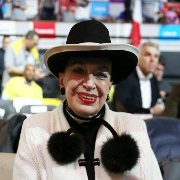 Entre deux confidences, elle a expliqué pourquoi elle a désormais "trop peur" de sortir de chez elle.
Geneviève de Fontenay - People au meeting de Emmanuel Macron (candidat de ''En marche !'' pour l'élection présidentielle 2017) au Palais des Sports de Lyon le 4 février 2017. © Dominique Jacovides - Sébastien Valiela / Bestimage