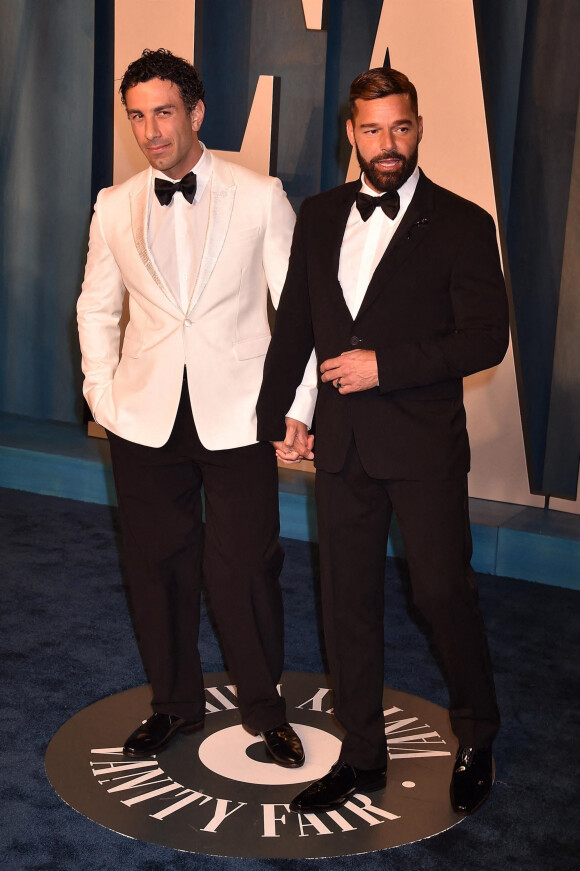 Le chanteur et son mari Jwan Yosef sont également parents de Matteo, l'autre jumeaux, de Lucia, 4 ans, et de Renn, 3 ans.  
Jwan Yosef and Ricky Martin au photocall de la soirée "Vanity Fair" lors de la 94ème édition de la cérémonie des Oscars à Los Angeles, le 27 mars 2022. 