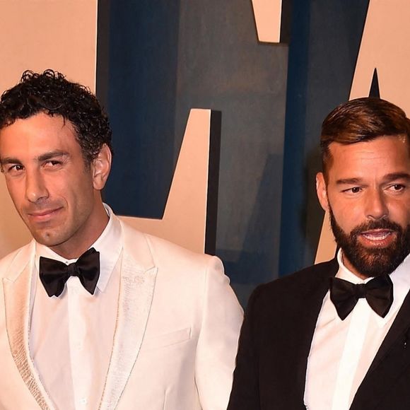 Le chanteur et son mari Jwan Yosef sont également parents de Matteo, l'autre jumeaux, de Lucia, 4 ans, et de Renn, 3 ans.  
Jwan Yosef and Ricky Martin au photocall de la soirée "Vanity Fair" lors de la 94ème édition de la cérémonie des Oscars à Los Angeles, le 27 mars 2022. 