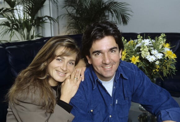 En France, chez lui à Paris, Patrick Roy avec sa fiancée Karine Brincourt en janvier 1992.