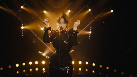 Eurovision 2023 : La Zarra lève le voile sur son flamboyant titre pour la France devant Laurent Delahousse