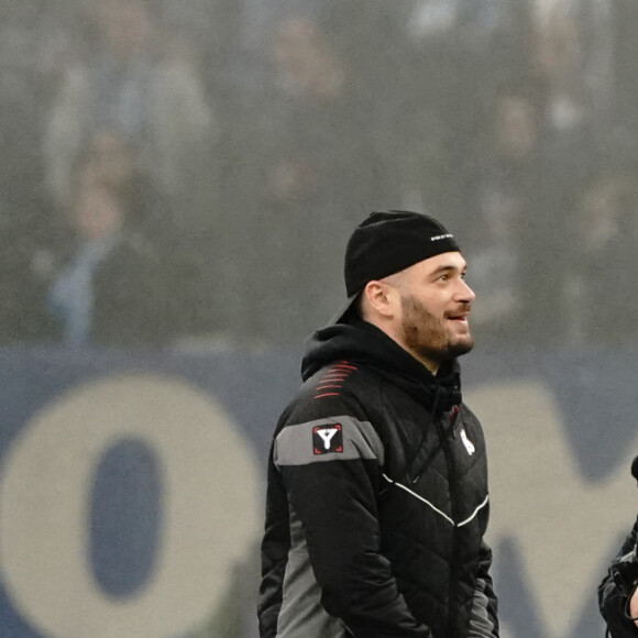 Quatre de ses figurants ont été placés en garde à vue puis relâchés.
Le rappeur marseillais Jul lors du match de championnat de Ligue 1 Uber Eats opposant l'Olympique Marseille (OM) au FC Lorient at Stade Velodrome à Marseille, le 14 janvier 2023. © Norbert Scanella/Panoramic/Bestimage