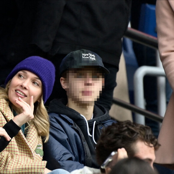 Le jeune garçon, très discret, a partagé le match avec sa mère et une autre comédienne Joséphine Draï. 
Anne Marivin avec son fils Léonard dans les tribunes lors du match de Ligue 1 "PSG - Lille (4-3)" au Parc des Princes, le 19 février 2023.