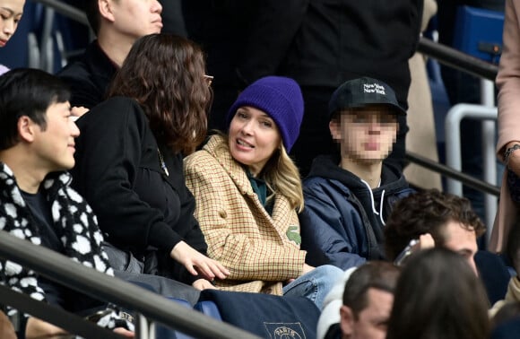 Anne Marivin est également maman d'Andréa (7 ans) qui était absente. 
Anne Marivin avec son fils Léonard dans les tribunes lors du match de Ligue 1 "PSG - Lille (4-3)" au Parc des Princes, le 19 février 2023.