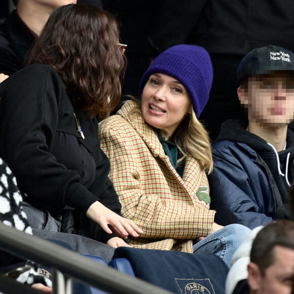 Anne Marivin est également maman d'Andréa (7 ans) qui était absente. 
Anne Marivin avec son fils Léonard dans les tribunes lors du match de Ligue 1 "PSG - Lille (4-3)" au Parc des Princes, le 19 février 2023.