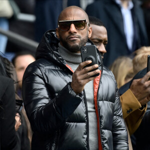 Stomy Bugsy a profité du match depuis les tribunes. 
Stomy Bugsy dans les tribunes lors du match de Ligue 1 "PSG - Lille (4-3)" au Parc des Princes, le 19 février 2023. 