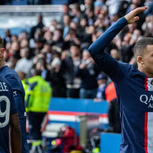 Joie des joueurs du Paris SG aprés le but de Kylian Mbappe (Paris SG) lors du match de Ligue 1 Uber Eats "PSG - Lille (4-3)" au Parc des Princes, le 19 février 2023. 