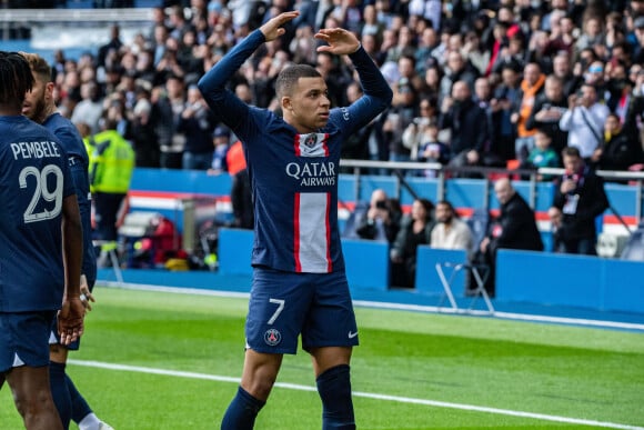 Joie des joueurs du Paris SG aprés le but de Kylian Mbappe (Paris SG) lors du match de Ligue 1 Uber Eats "PSG - Lille (4-3)" au Parc des Princes, le 19 février 2023. 