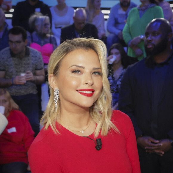 Il y a quelques jours, elle a décidé de se la faire enlever et a donc été absente de TPMP.
Info - Plainte de Laeticia Hallyday pour Injures publiques contre sa fille Joy dans l'émission "Touche pas à mon poste" - Exclusif - Kelly Vedovelli - Sur le plateau de l'émission TPMP (Touche Pas à Mon Poste) présentée en direct par C.Hanouna et diffusée sur C8 - Paris le 02/01/2023 - © Jack Tribeca / Bestimage 