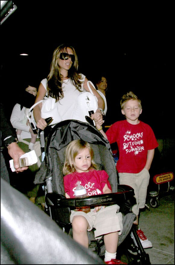 Victoria Beckham et ses enfants Brooklyn et Romeo Beckham arrivent à Los-Angeles le 2 juin 2005.