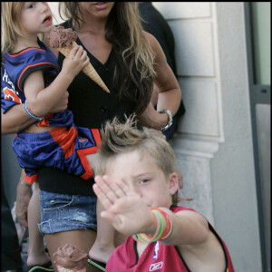 Victoria Beckham et ses enfants Brooklyn et Romeo Beckham lors de vacances à Saint-Tropez le 13 aout 2005.