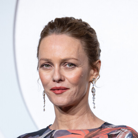 Vanessa Paradis, Claire Chazal, Clara Luciani... Du beau monde en hommage à Patrick Dupond
Vanessa Paradis - Soirée de gala en hommage à Patrick Dupond à l'Opéra de Paris. © Olivier Borde/Bestimage 