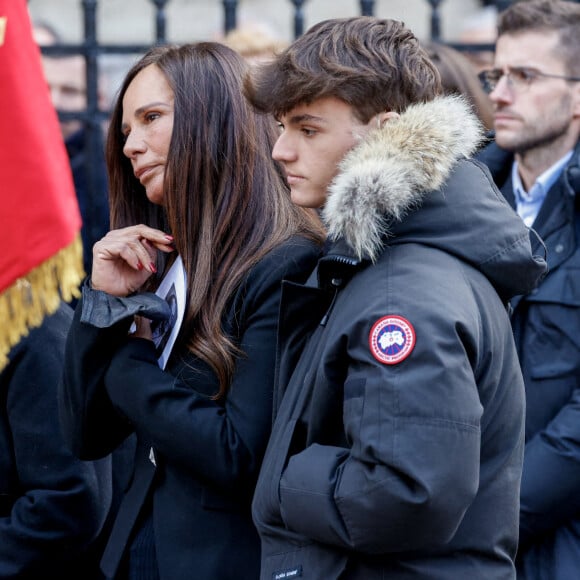 L'ancienne Miss France ne se sent donc pas prête à expérimenter une nouvelle relation amoureuse.
Nathalie Marquay et son fils Tom - La famille de Jean-Pierre Pernaut à la sortie des obsèques en la Basilique Sainte-Clotilde à Paris le 9 mars 2022. © Cyril Moreau/Bestimage