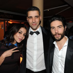 Parents de trois enfants, Leïla Bekhti et Tahar Rahim posent rarement ensemble, ou bien accompagnés de leurs proches.
Exclusif - Leila Bekhti pose avec son mari Tahar Rahim accompagné de son frère Ahmed lors du 66eme festival de Cannes le 17 mai 2013.