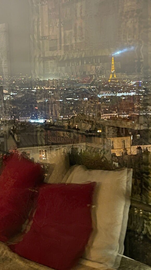 Il a partagé une photo de la vue imprenable sur la Tour Eiffel dont il peut jouir depuis son appartement.
 
Yannick Noah de retour à Paris, passe la soirée avec Eleejah.