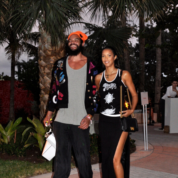 Exclusif - Joakim Noah et sa femme Lais Ribeiro quittent la soirée Chanel à Miami, le 4 novembre 2022. Assis sur un banc, le basketteur de 37 ans a été pris d'un fou rire avec ses amis. Au cours de la soirée, sa soeur, J.Noah a défilé.