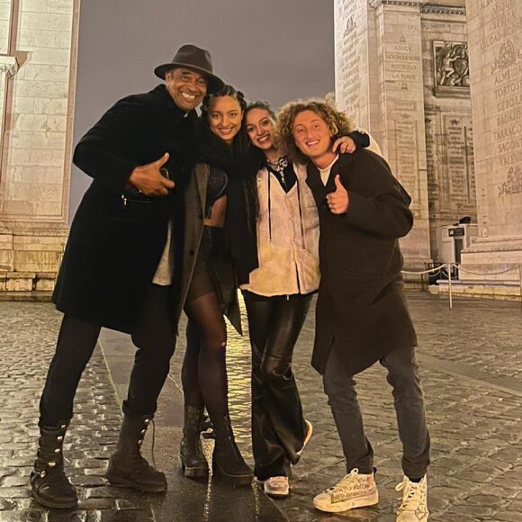 Une belle façon de signer son retour dans la capitale pour Yannick Noah !
 
Yannick Noah avec trois de ses cinq enfants : Jenaye, Eleejah et Joalukas. Photo prise à Paris.