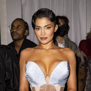 Contrairement aux apparences, le quotidien de Kylie Jenner n'est pas de tout repos.
Kylie Jenner - Front Row du défilé Jean-Paul Gaultier (JPG) x Haider Ackermann "Collection Haute Couture Printemps/Eté" lors de la Fashion Week de Paris (PFW).