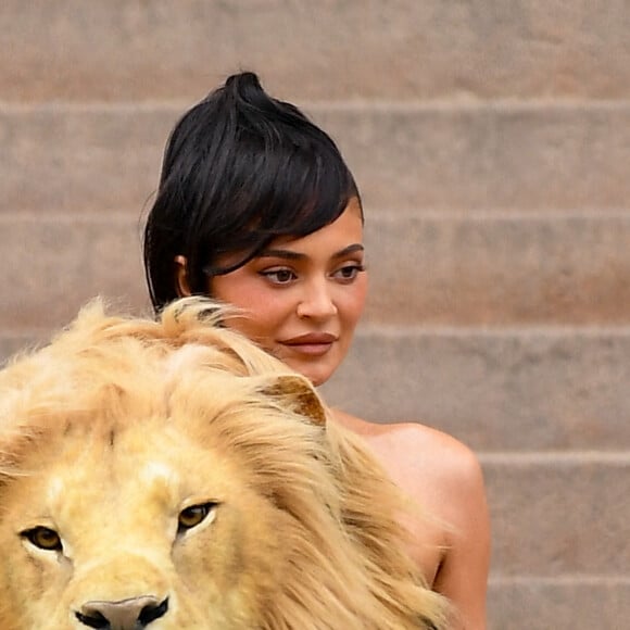 Kylie Jenner avec une robe à tête de lion lors du défilé Schiaparelli à Paris le 23 janvier 2023 © Moreau / Perusseau / Bestimage