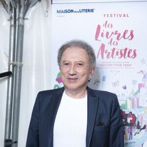 Exclusif - Michel Drucker - Festival des Livres et des Artistes organisé par l'association "Lecture pour Tous" engagée dans la lutte contre l'illettrisme au Mail Branly à Paris le 3 juillet 2022. © Pierre Perusseau / Jack Tribeca / Bestimage