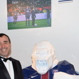 Jade s'est cependant montrée mystérieuse et pourrait bien relancer les rumeurs de séparation avec son mari. 
Exclusif - Richard Orlinski, Arnaud Lagardère et sa femme Jade - Dîner de gala au profit de la Fondation PSG au Parc des Princes à Paris le 16 mai 2017. © Rachid Bellak/Bestimage 