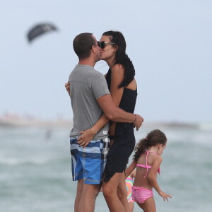 Arnaud Lagardère, sa femme Jade Foret (Lagardère) et leurs enfants Liva, Mila et Emery en vacances à la plage à Miami le 26 octobre 2016. 