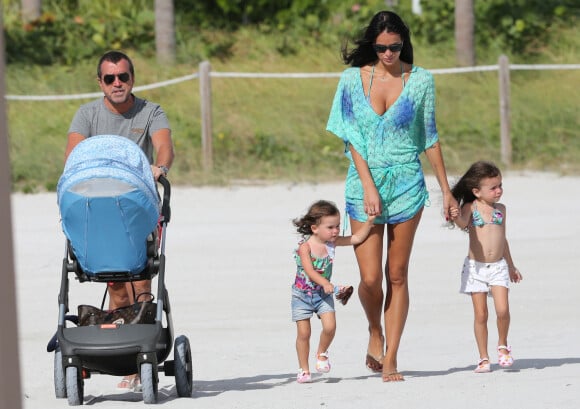Arnaud Lagardère, sa femme Jade Foret (Lagardère) et leurs enfants Liva, Mila et Emery en vacances à la plage à Miami le 25 octobre 2016. 