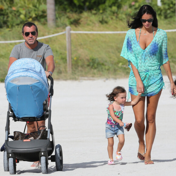 Arnaud Lagardère, sa femme Jade Foret (Lagardère) et leurs enfants Liva, Mila et Emery en vacances à la plage à Miami le 25 octobre 2016. 