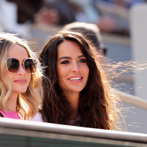 Jade Lagardère et sa soeur Cassandra Forêt - Célébrités dans les tribunes des internationaux de France de Roland Garros à Paris le 31 mai 2022. © Cyril Moreau - Dominique Jacovides/Bestimage 