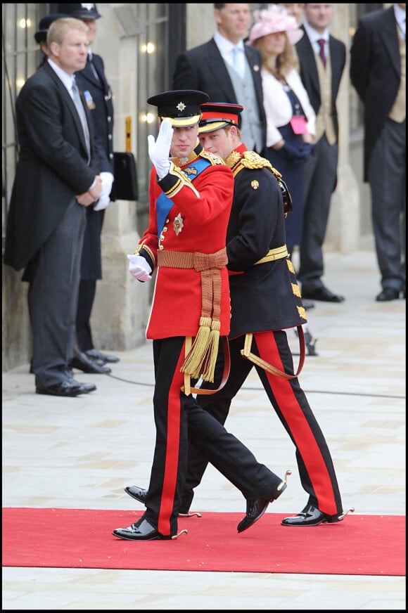 "Ça me faisait aussi quelque chose de voir des hommes baver dans son sillage, lui tourner autour, la presser de venir danser. La jalousie a pris le dessus cette nuit-là et je le lui ai dit, avec pour résultat que je me suis senti encore plus mal. Et un peu pathétique." Heureusement, le prince a finalement réussi à passer à autre chose. 
Le prince William et le prince Harry - Soirée du mariage de Kate Middleton et du prince William à l'abbaye de Westminster le 29 avril 2011