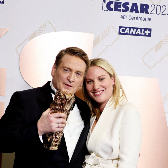 Tenant du titre l'année dernière, Benoît Magimel a à nouveau remporté le César du meilleur acteur pour sn rôle dans ""Pacifiction : Tourment sur les Îles".
Benoît Magimel César Du Meilleur Acteur Dans Pacifiction - Tourment Sur Les Îles et sa femme Margot Pelletier - Pressroom - 48ème cérémonie des César à l'Olympia à Paris. © Jacovides / Borde / Bestimage