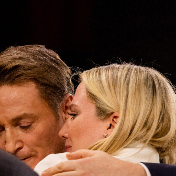 Grand moment d'émotion au moment de l'annonce de sa victoire avec sa femme Margot Pelletier.
Benoît Magimel César Du Meilleur Acteur Dans Pacifiction - Tourment Sur Les Îles et sa femme Margot Pelletier - 48ème cérémonie des César à l'Olympia à Paris le 24 février 2023 © Borde / Jacovides / Bestimage 