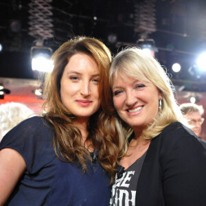 Julia Piaton et sa mère Charlotte de Turckheim lors de l'enregistrement de l'émission "Vivement dimanche".